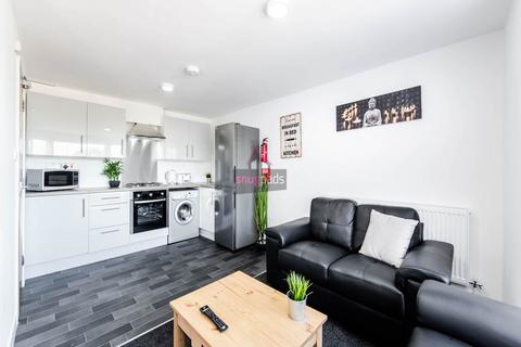 4 bedroom flat to rent, Bolton Road, Salford,