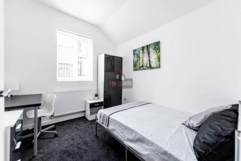 4 bedroom flat to rent, Bolton Road, Salford,