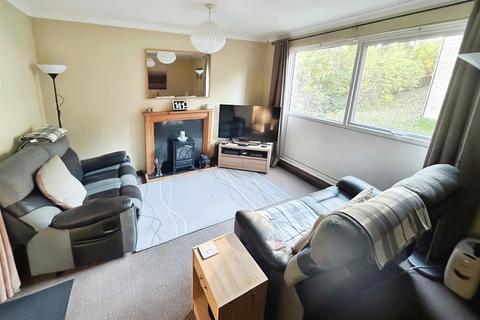 2 bedroom flat for sale, Frizley Gardens, Bradford