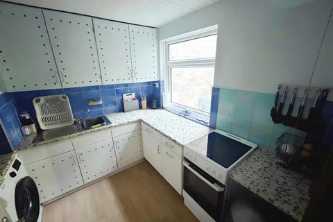 2 bedroom flat for sale, Frizley Gardens, Bradford