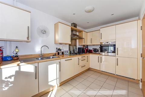 5 bedroom terraced house for sale, Wealden Drive, Westhampnett, Chichester