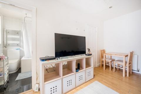 2 bedroom apartment to rent, Manor Road London SE25