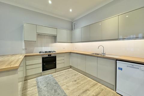 4 bedroom flat to rent, Station Road, London N3