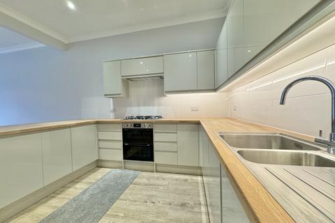 4 bedroom flat to rent, Station Road, London N3