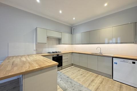 4 bedroom flat to rent, Station Road, London N3