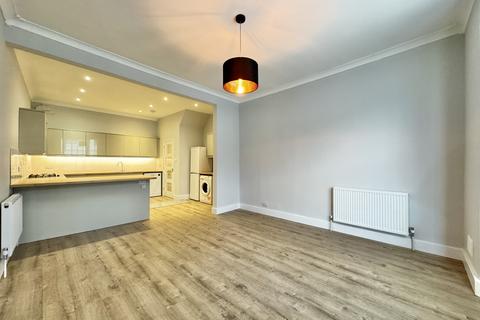 4 bedroom flat to rent, Station Road, London N3