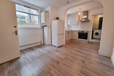 2 bedroom apartment to rent, Dingwall Road, London SW18