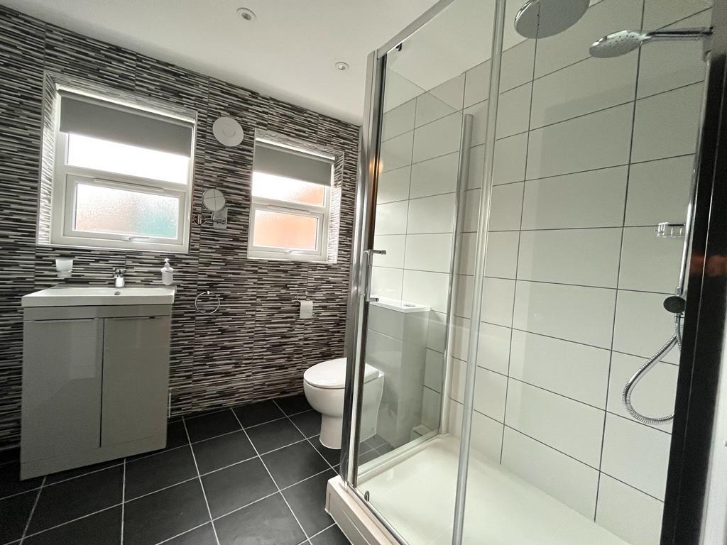 7 Morden st   bathroom 1.jpg