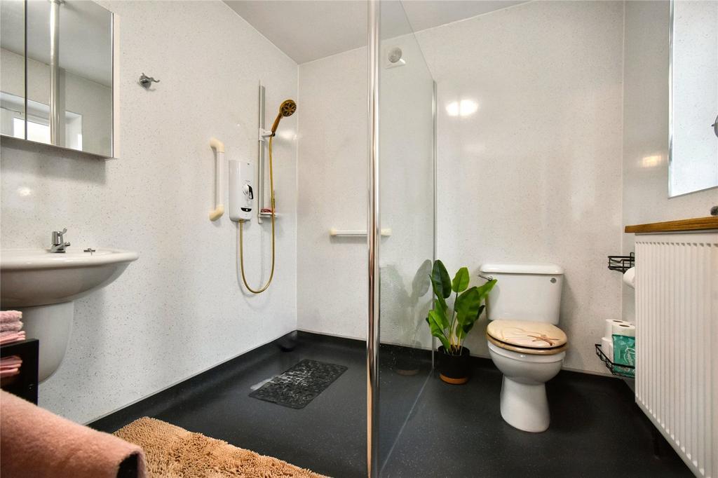 https://media.onthemarket.com/properties/16131755/1518379546/image-9-1024x1024.jpg