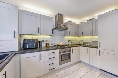 4 Cuckoo Fields, Fishbourne, Chichester, PO18 8EF