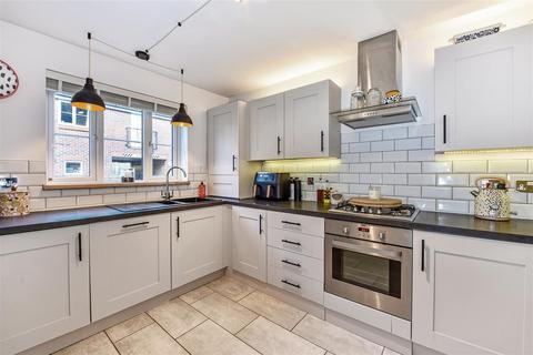4 Cuckoo Fields, Fishbourne, Chichester, PO18 8EF