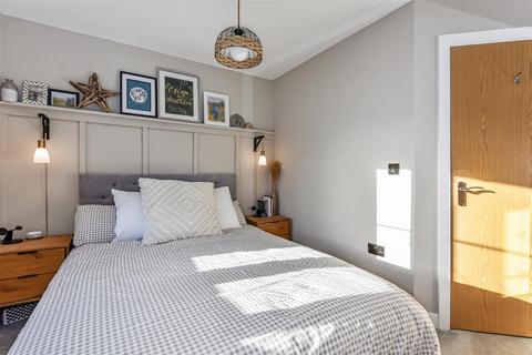 4 Cuckoo Fields, Fishbourne, Chichester, PO18 8EF