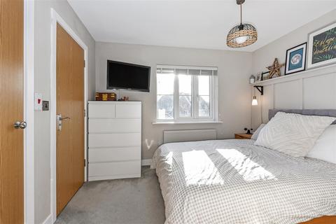 4 Cuckoo Fields, Fishbourne, Chichester, PO18 8EF