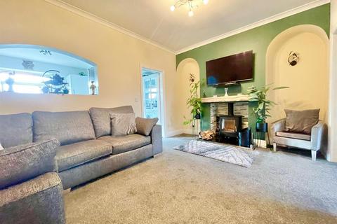 3 bedroom end of terrace house for sale, Football Green, Hornsea