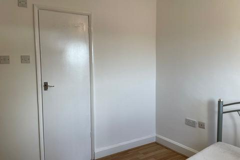 Studio to rent, New Parade, High Street UB7