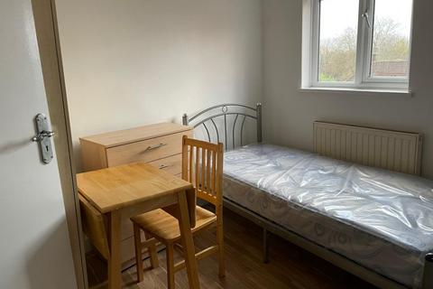 Studio to rent, New Parade, High Street UB7