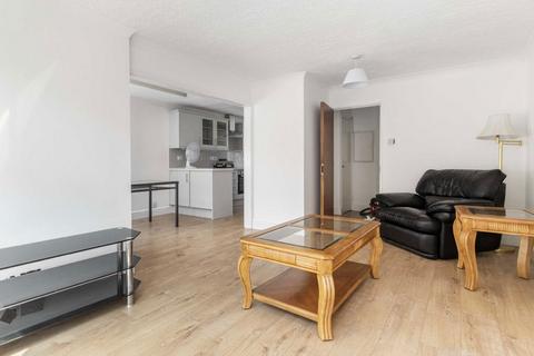 3 bedroom flat to rent, Augustus Close, Brentford TW8