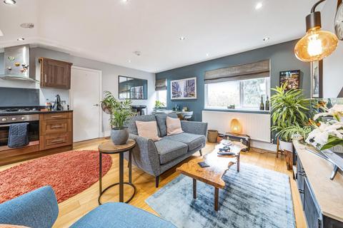 Flat 3, 18 Morval Road, London, SW2 1DQ