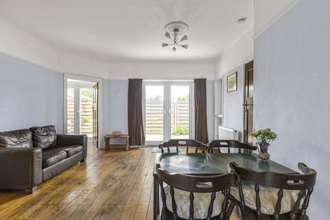 3 bedroom flat to rent, Upper Richmond Road West, Richmond TW10