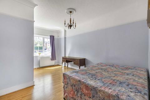 3 bedroom flat to rent, Upper Richmond Road West, Richmond TW10