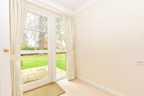 1 bedroom ground floor flat for sale, Massetts Road, Horley, Surrey