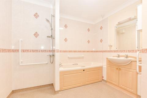 1 bedroom ground floor flat for sale, Massetts Road, Horley, Surrey