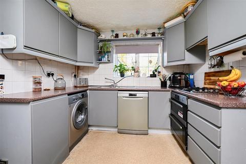 3 bedroom semi-detached house for sale, Oakridge Road, Basingstoke RG21