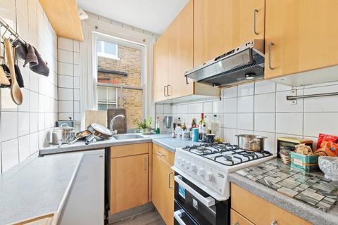 3 bedroom flat to rent, Ennismore Avenue, London W4