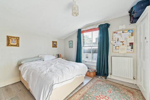 3 bedroom flat to rent, Ennismore Avenue, London W4