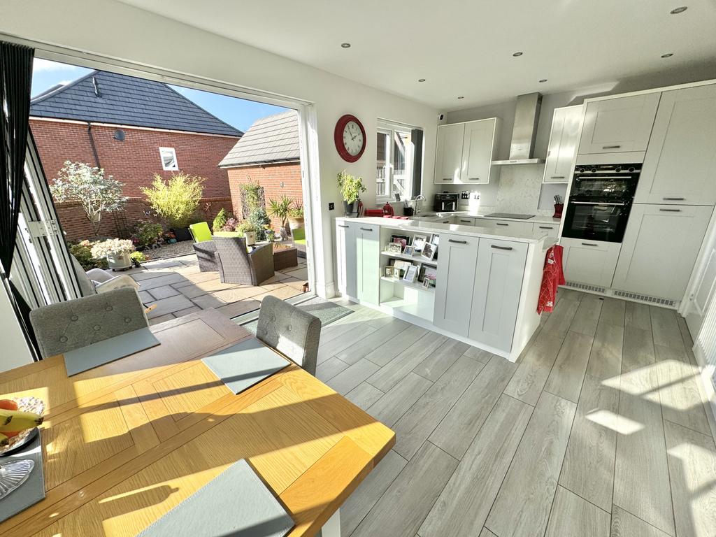 Kitchen / Dining Area