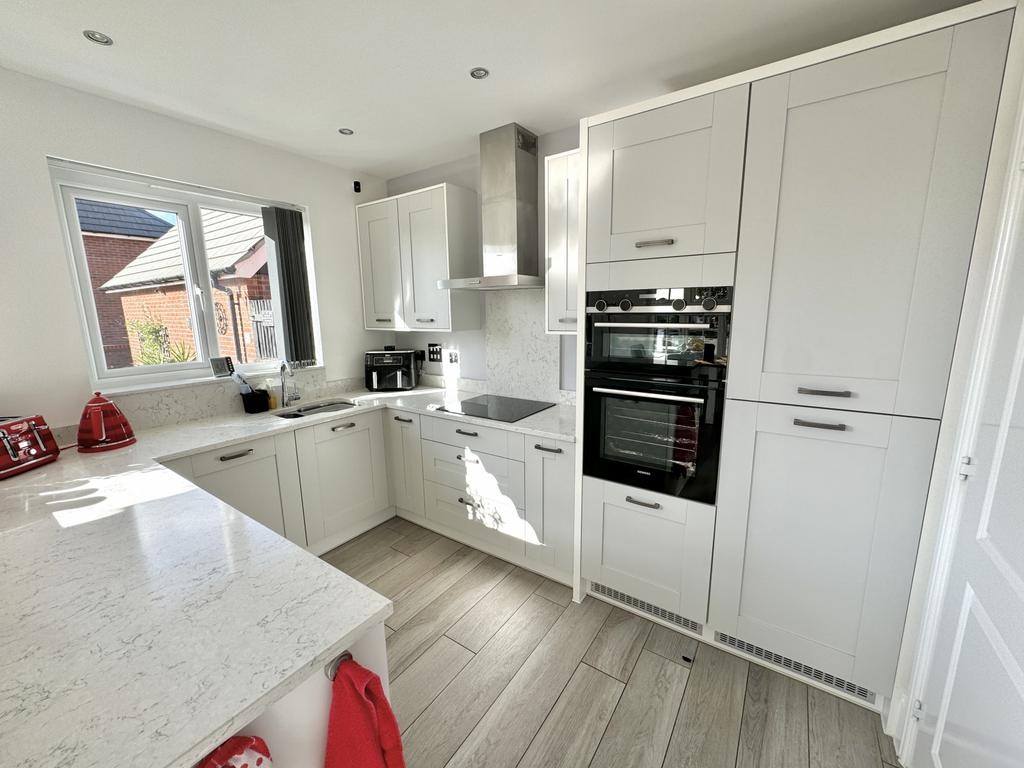 Kitchen / Dining Area