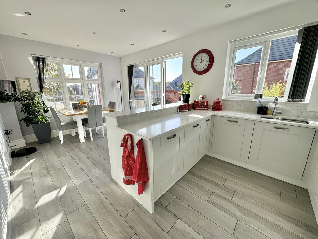 Kitchen / Dining Area