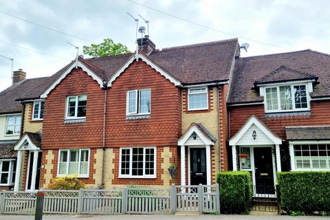 3 bedroom terraced house to rent, London Road Rake GU33