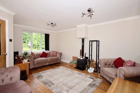 3 bedroom terraced house to rent, London Road Rake GU33