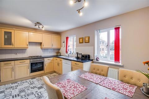 3 bedroom terraced house for sale, Padgett Way, Wakefield WF2