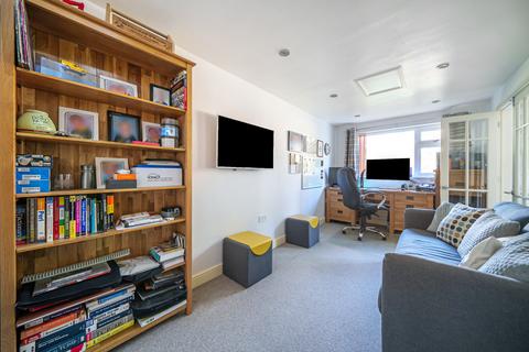 42 Rushden Way, Farnham, GU9 0QG