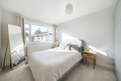 42 Rushden Way, Farnham, GU9 0QG