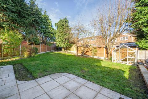 42 Rushden Way, Farnham, GU9 0QG