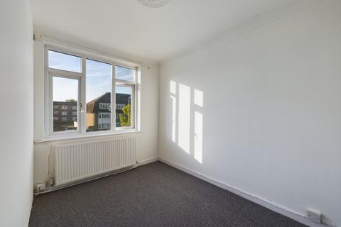 1 bedroom in a flat share to rent, b North Parade, Chessington, Surrey