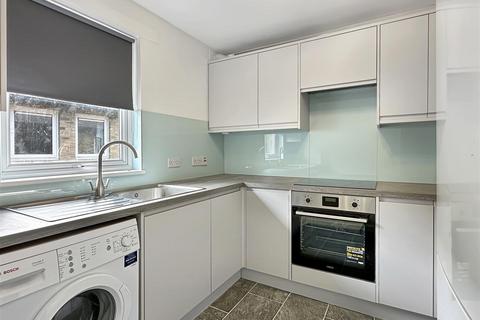 2 bedroom flat to rent, Russell Court, Cambridge CB2