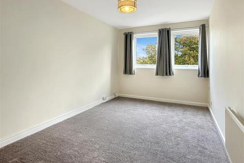 2 bedroom flat to rent, Russell Court, Cambridge CB2