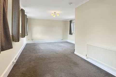 2 bedroom flat to rent, Russell Court, Cambridge CB2