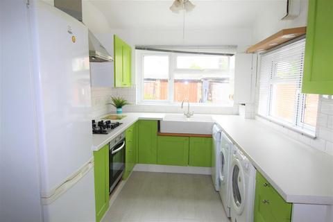 Studio to rent, Kidderminster Road, Croydon