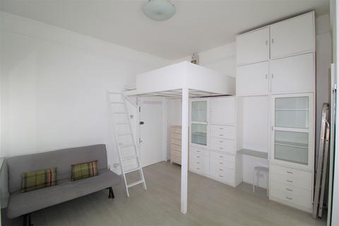 Studio to rent, Kidderminster Road, Croydon