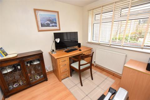 3 bedroom semi-detached house for sale, West Lea Grove, Yeadon, Leeds, West Yorkshire