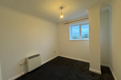 2 bedroom flat to rent, Crossbrook Street, Cheshunt EN8