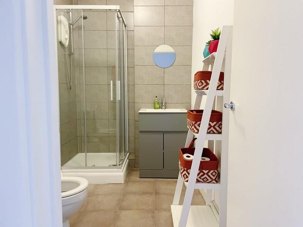 A modern and clean bathroom featuring a spaciou...