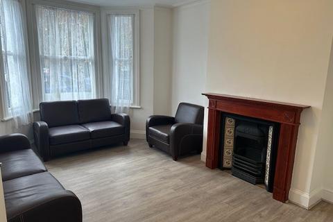 5 bedroom terraced house to rent, Ravenswood Road, London, SW12