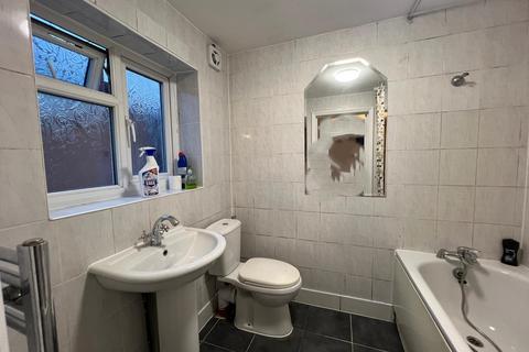 2 bedroom flat to rent, Wentworth Road, Southall UB2