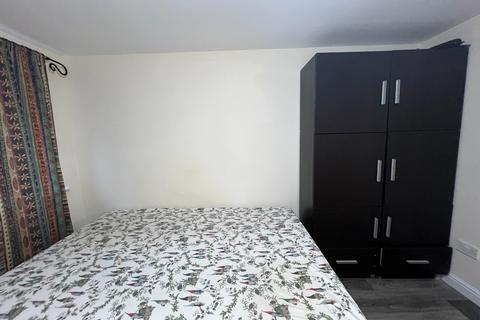 2 bedroom flat to rent, Wentworth Road, Southall UB2